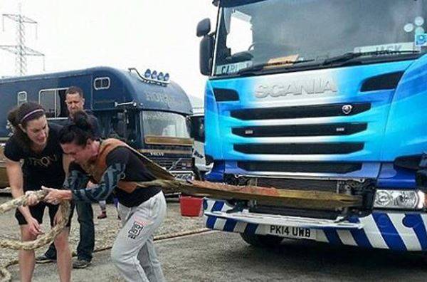امرأة حديدية ترفع 170 كغم وتجر شاحنة