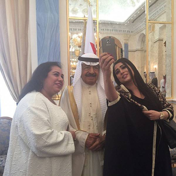 بالفيديو والصور: رئيس وزراء البحرين يسأل فنانة بحرينية عن أصلها ومكان سكنها