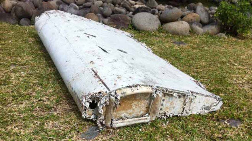 صورة  حطام جناح طائرة يعتقد أنها تعود للطائرة الماليزية المفقودة