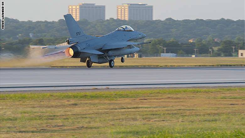 مصر تحتفي بإستلام 8 طائرات F-16 بتحليقها في سماء القاهرة عصر الجمعة