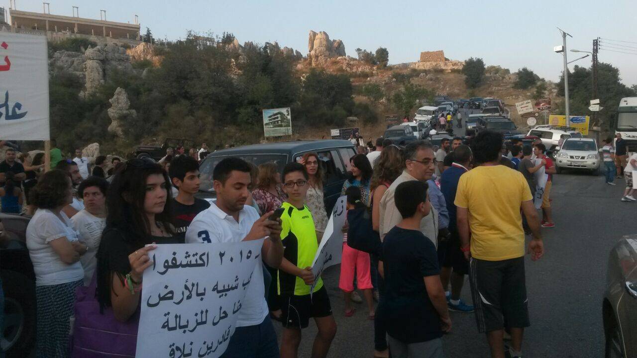بالصور: إعتصام أهالي وطى الجوز رفضا لإقامة مطمر للنفايات في البلدة أو في الجوار