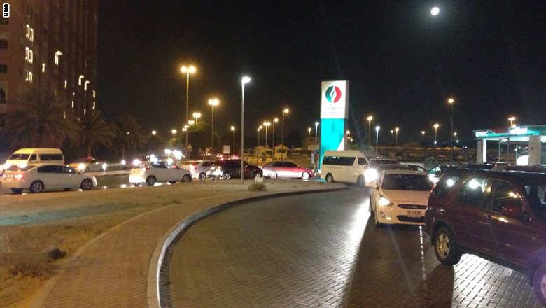 بالصور.. إزدحام محطات الوقود في دبي قبل ساعات من رفع الأسعار