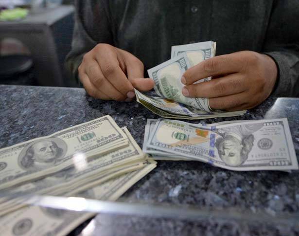 لماذا يستمرّ الذهب والنفط في الانخفاض عالمياً؟
