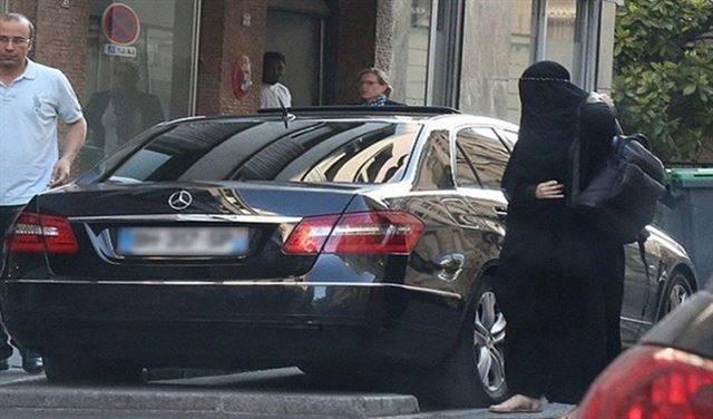بالصور.. عارضة أزياء ترتدي البرقع في باريس