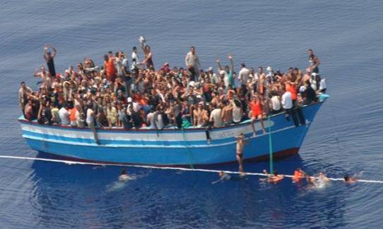 إيطاليا.. إنقاذ 1800 مهاجر وانتشال 5 جثث