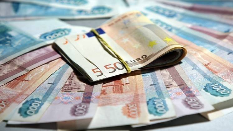 الروبل يتراجع مقابل الدولار واليورو بعد انخفاض أسعار النفط