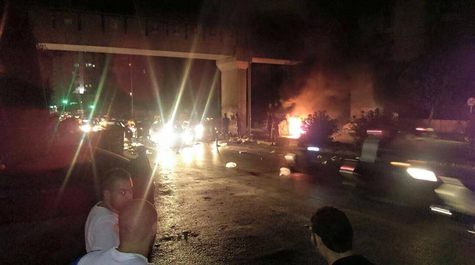 قطع طريق بشارة الخوري في بيروت بالاتجاهين من قبل الاهالي احتجاجا على قطع التيار الكهربائي