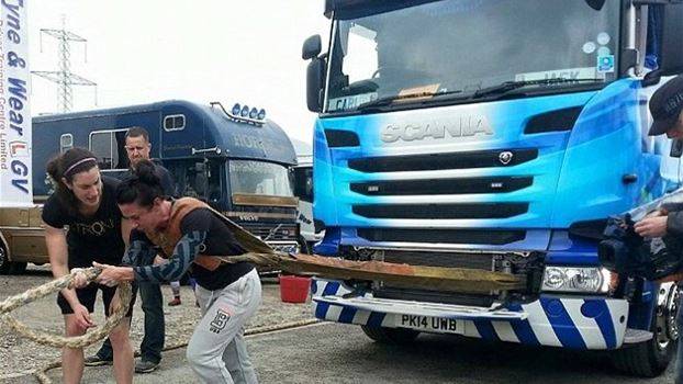 إمرأة خارقة القوة قادرة على جرّ شاحنة