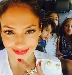 بالصورة: "selfie" لجينيفر لوبيز مع توأمها