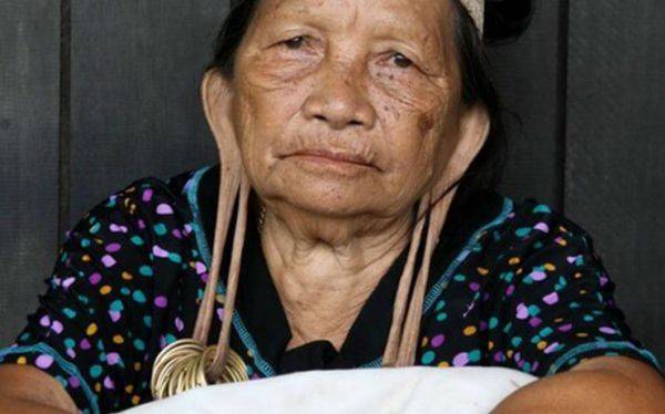 طول شحمة الأذن دليل على عراقة الشخص وانحداره من عائلة نبيلة