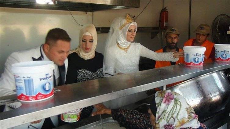 بالصور: ما فعله هذا الثنائي يوم زفافهما لم يتوقّعه أحد!‏