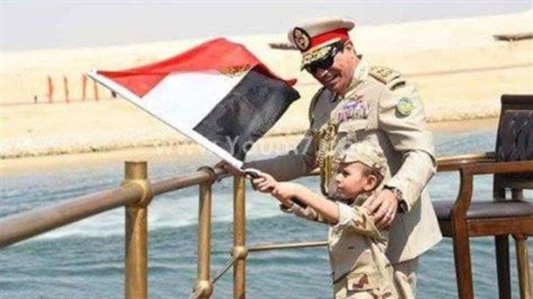 من هو الطفل الغامض الذي دشن افتتاح القناة مع السيسي؟
