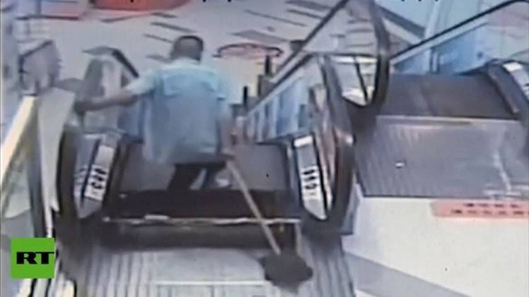 السلالم الكهربائية في الصين تتسبب في حادث أليم جديد
