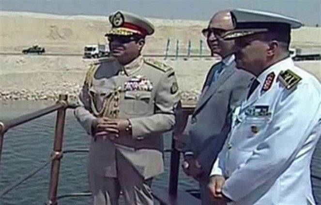 ما سر ارتداء الرئيس المصري زياً عسكرياً خلال افتتاح قناة السويس؟