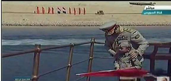 ما هي قصة الطفل الذي أعطاه الرئيس السيسي العلم المصري ؟
