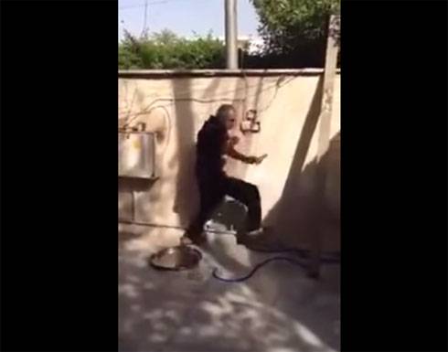 بالفيديو.. شاب ينفذ مقلبًا مرعبًا بوالده أثناء صيانة الكهرباء