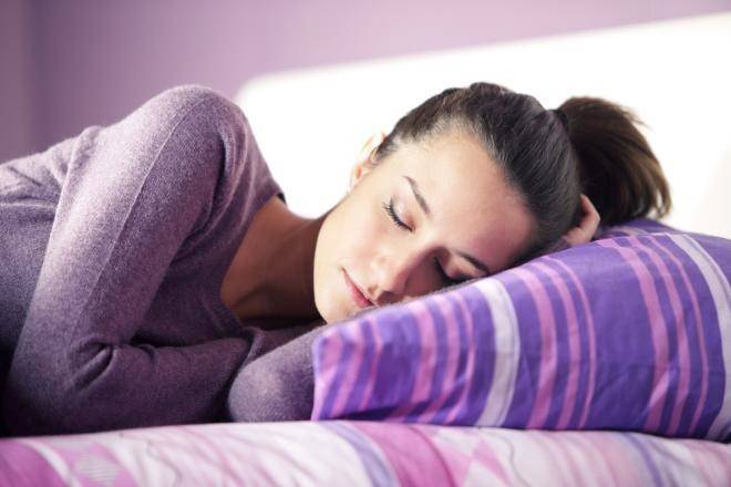 تعرّف إلى الوضعية الأفضل للنوم