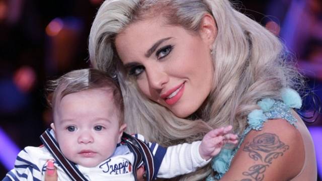 بالفيديو : جويل حاتم تظهر مع ابنها جو في فيديو قصير