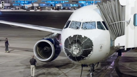 هبطت بأعجوبة.. طائرة مهشمة الزجاج ومصابة بصاعقة ودون مقدمة..