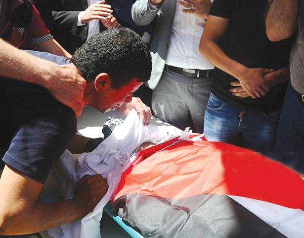 سعد الدوابشة شهيداً الى جانب نجله الرضيع.. وتشييع حاشد
صاروخ فلسطيني من غزة باتجاه المستعمرات الإسرائيلية