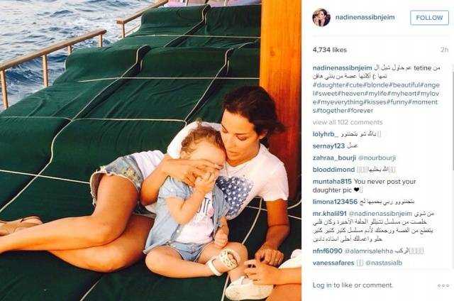 بالصور... نادين نسيب نجيم تتعرض للعض والحوّل والتنميل بثياب جريئة
