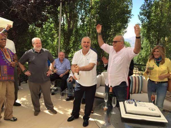 قائد الجيش يفتح الشمبانيا بمناسبة التمديد