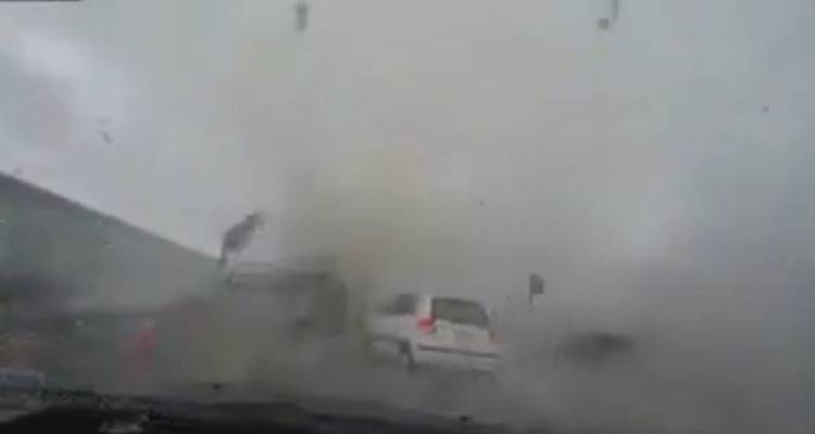 سيارة "تطير" في سماء تايوان خلال اعصار "سوديلور" (فيديو)