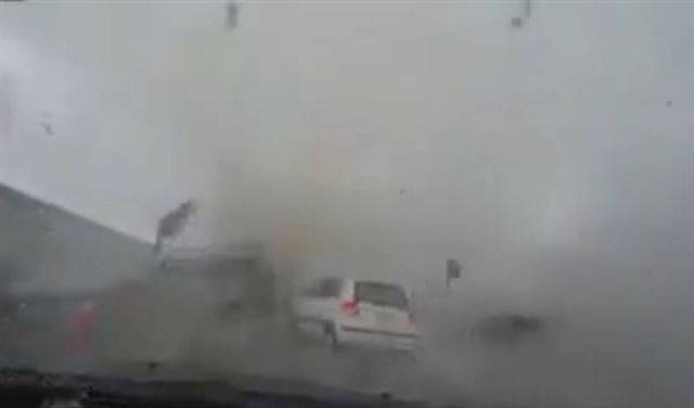 بالفيديو..سيارة "تطير" في سماء تايوان