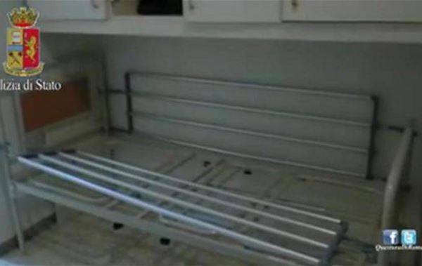 امرأة تحتجز سبعينياً في سريره لأربع سنوات