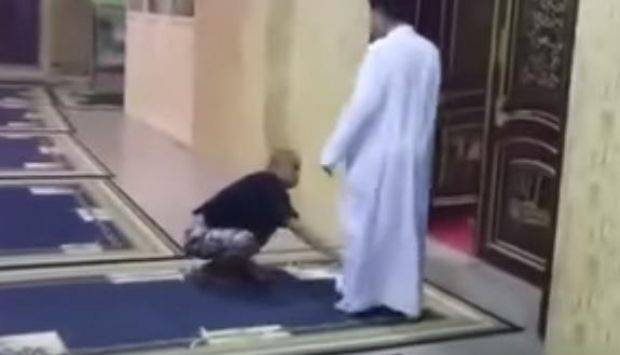 ضرب وإهانة شاب مصاب بـ «متلازمة داون» بمسجد يثير ضجة كبيرة