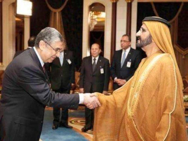 وزير مصري ينحني لنائب رئيس الامارات محمد بن راشد