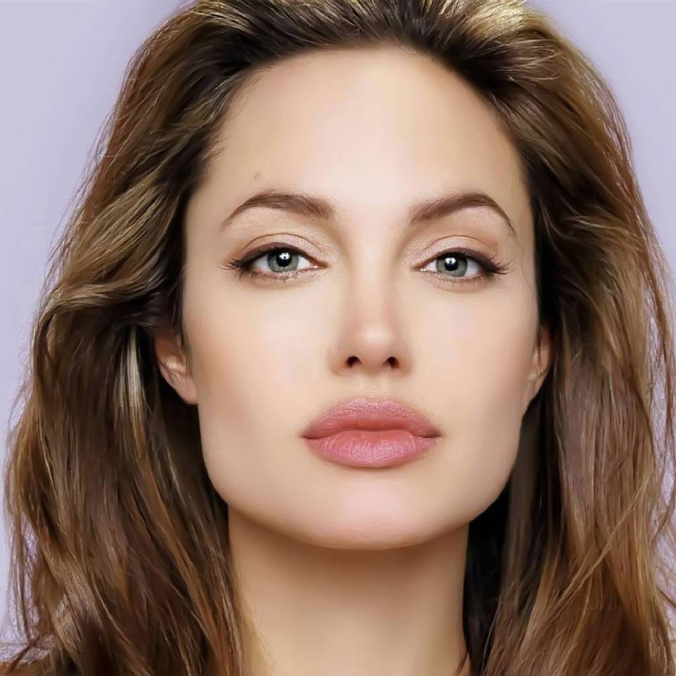 أنجلينا جولي إنسانية إلى أبعد الحدود