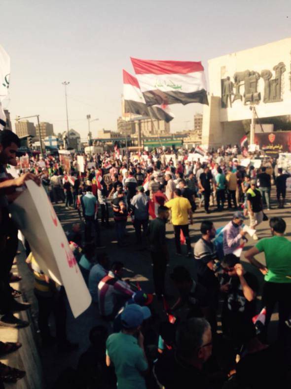 توافد الجموع المليونية من المتظاهرين الى ساحة التحرير وسط بغداد مطالبين بالاصلاحات