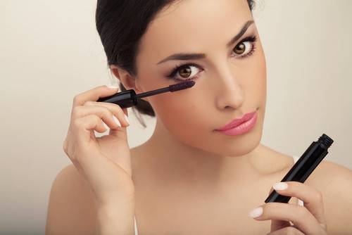 ما هي الأخطاء التي ترتكبينها عند وضعك الماسكارا؟