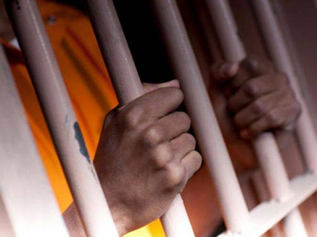 قاتل أمريكي لم يستطع معانقة زوجته.. فكيف عوّضت عليه المحكمة؟!