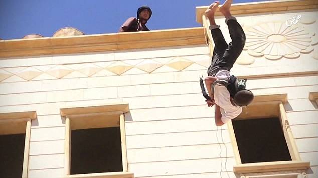 ذكرت صحيفة (ديلي ميل) داعش يتهم رجلين بالمثلية الجنسية ويرميهم من أعلى مبنى عالي ثم يرجمهم مع الأطفال!