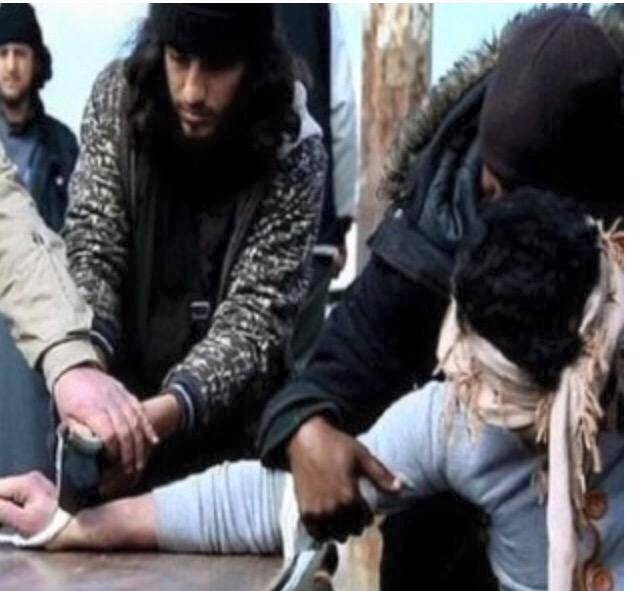 داعش يصلب 12 شخصا في سرت