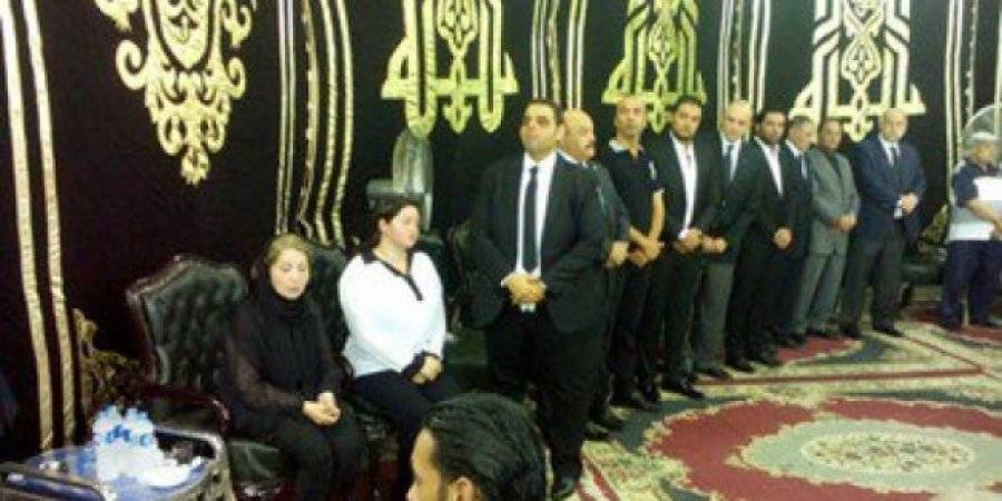 بوسي وابنتها تتلقيان العزاء بسرداق الرجال