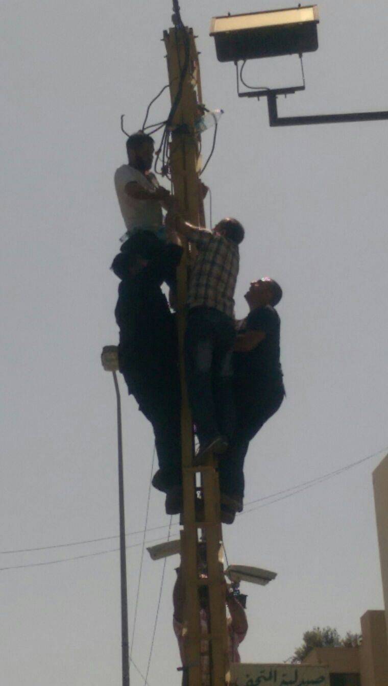 بالصورة الدفاع المدني تمكن من انزال المواطن من عمود كهرباء امام وزارة الشؤون