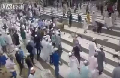لن تصدقوا ماذا فعلت هذه البقرة  بالمصلين في المسجد!