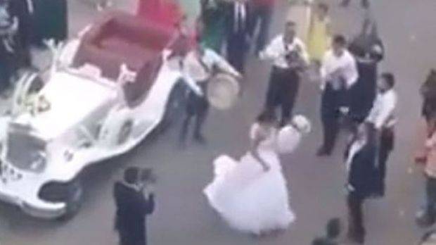 بالفيديو: عريس لبناني يترك زفته ليفتعل إشكالاً!