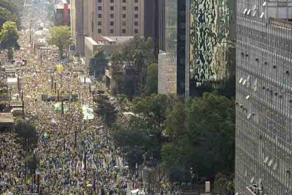 تظاهرات في البرازيل تطالب بتنحية رئيسة البلاد ديلما روسيف