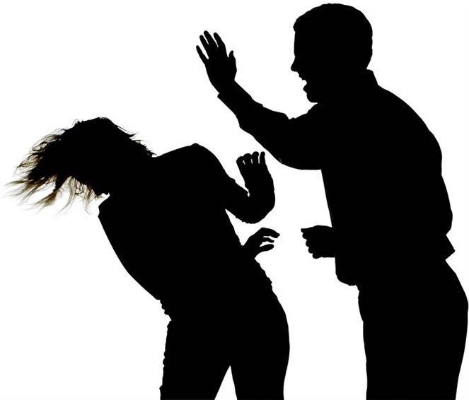 اتبعها إلى المدخل وضربها بالمسدس على رأسها في فرن الشباك!