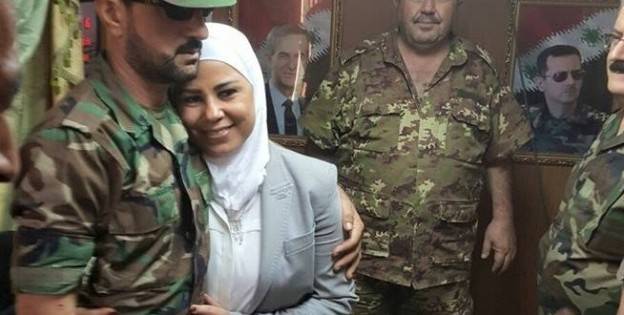هل صورة الوزيرة كندة الشماط في أحضان الضابط "النمر" هو سبب إقالتها؟