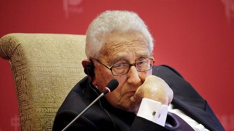 كيسنجر: على واشنطن الأخذ في الحسبان الطبيعة الخاصة للعلاقات بين موسكو وكييف