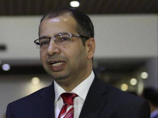 عراقي ينهال بالضرب على رئيس البرلمان العراقي (الجبوري) بمطار عمان