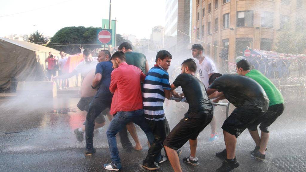 لبنان: القوى الأمنية تعتدي على ناشطي حركة «طلعت ريحتكم» المدنية