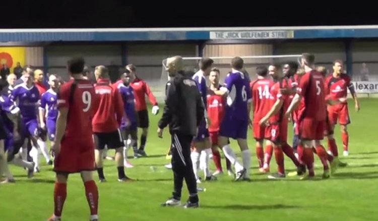 بالفيديو: مباراة كرة قدم أم حلبة مصارعة؟