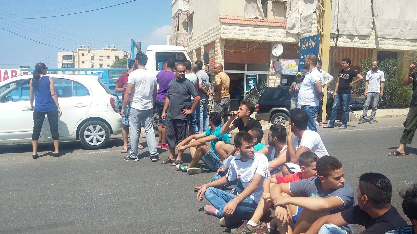 شبان حي السيار الدبية - اقليم الخروب قطعوا الطريق احتجاجا على تراكم النفايات