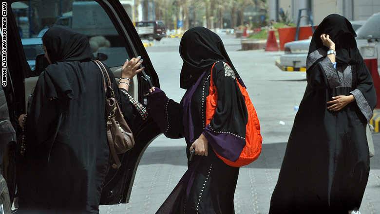اليوم تاريخي في السعودية.. النساء يبدأن بالتسجيل للتصويت بالانتخابات
